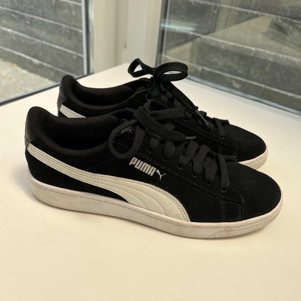 PUMA Women's Vikky Soft Foam Comfort Suede Low Top Sneakers Black Size 7.5